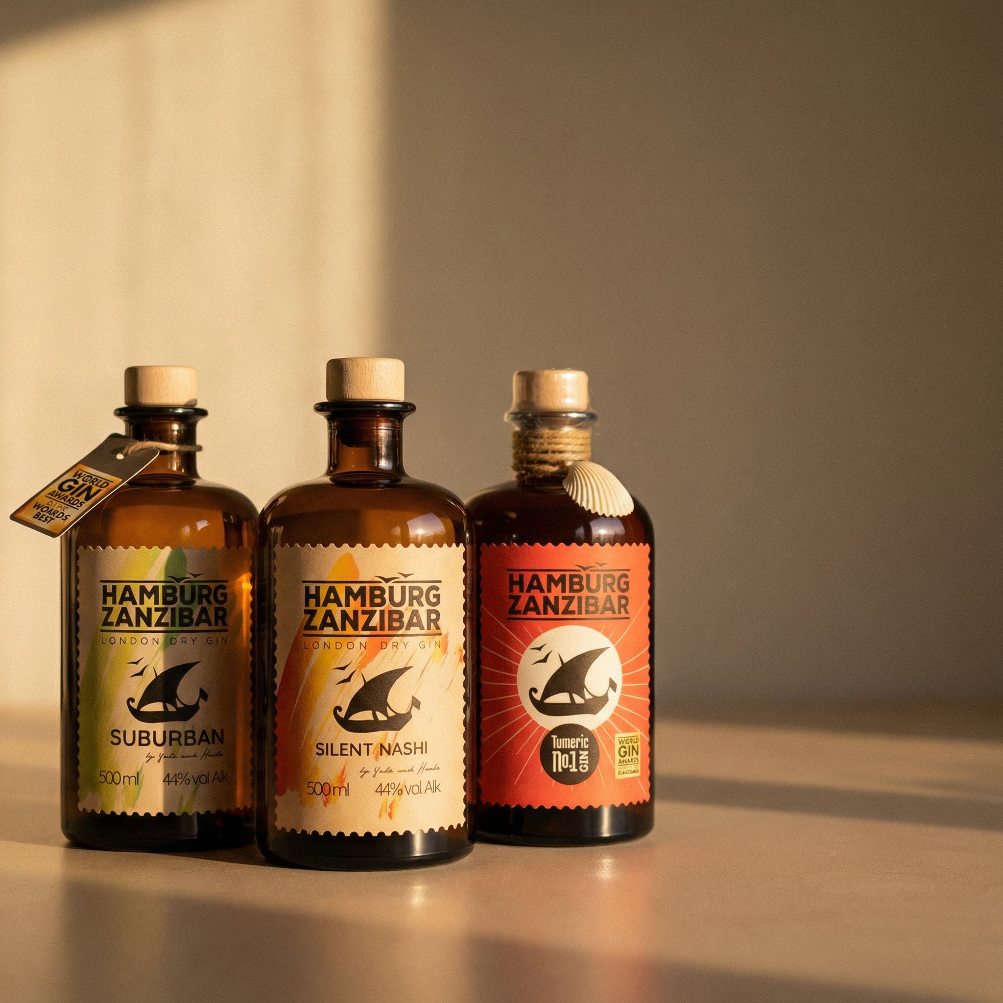 Tumeric Gin und Suburban Gin auf einem Holztisch
